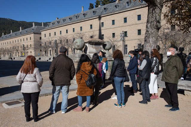 Turistas en una vía de San Lorenzo de El Escorial