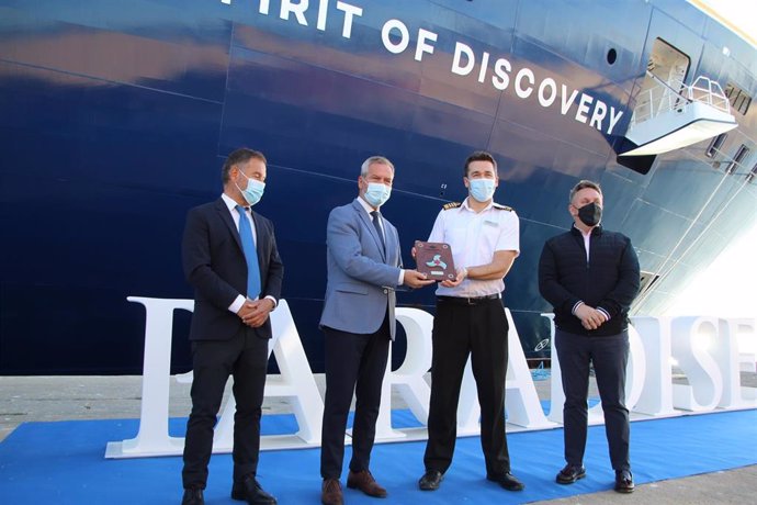 Autoridades públicas junto al Spirit Of Discovery, que inaugura la temporada de cruceros en el Puerto de Motril.