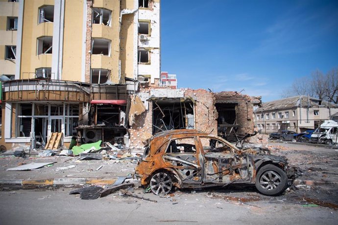 Un coche destruido y daños en un edificio a las afueras de Kiev tras la retirada de las tropas rusas