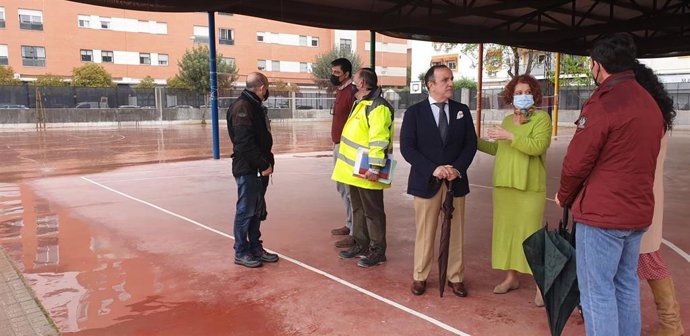 Adela Castaño y Francisco Páez visitan el nuevo cerramiento del CEIP Al Andalus de la calle Arroyo.