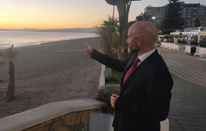 El subdelegado del Gobierno en Málaga, Javier Salas, en una visita a una playa de Torrox