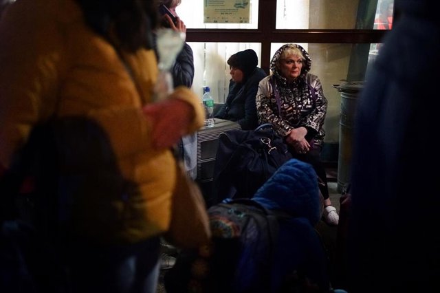 Una refugiada ucraniana en la frontera de Polonia 