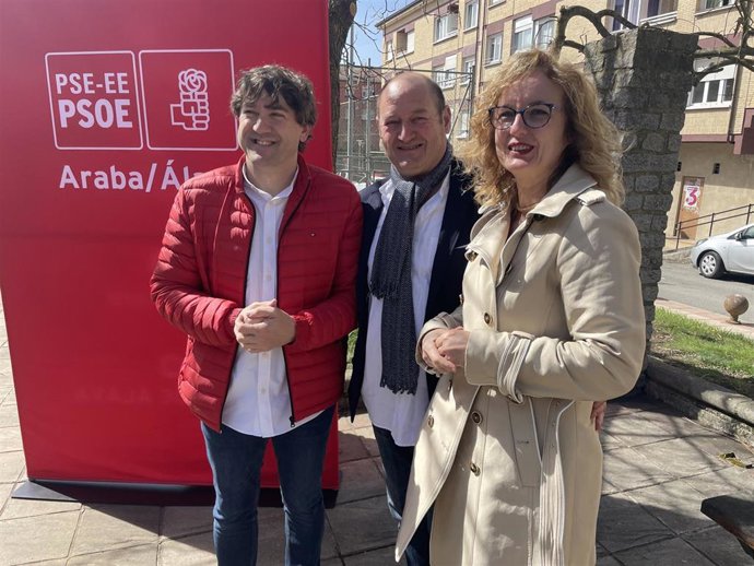 El secretario general del PSE-EE, Eneko Andueza, con la lider de los socialistas alaveses, Cristina González, en Salvatierra (Álava)