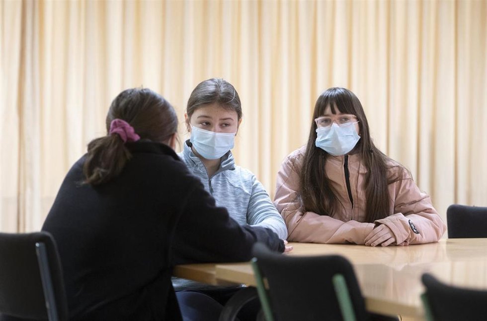 Lisabetha (i) y Angelina (d), niñas ucranianas en el CEIPSO El Cantizal, donde serán escolarizadas, a 15 de marzo de 2022, en Las Rozas, Madrid