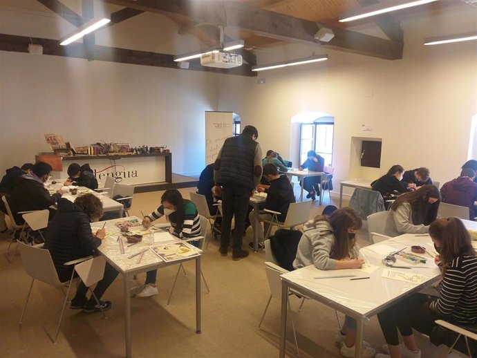 La Fundación San Millán ofrece en Semana Santa talleres familiares de caligrafía medieval 