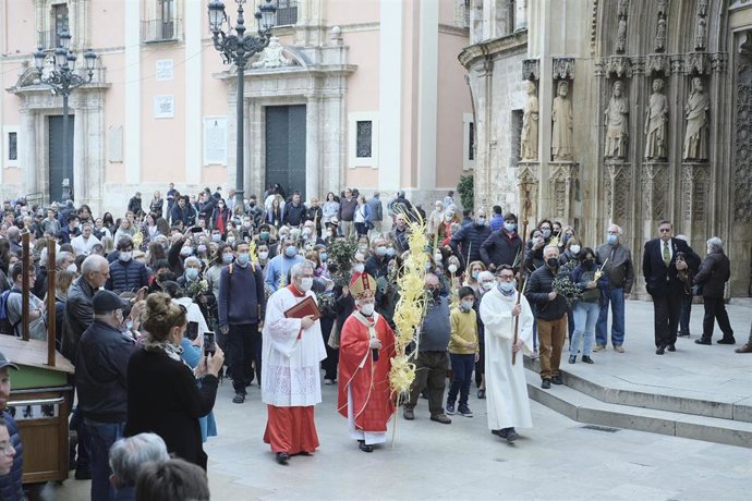 Valncia celebra el Domingo de Ramos con la bendición de palmas en la Catedral y la procesión
