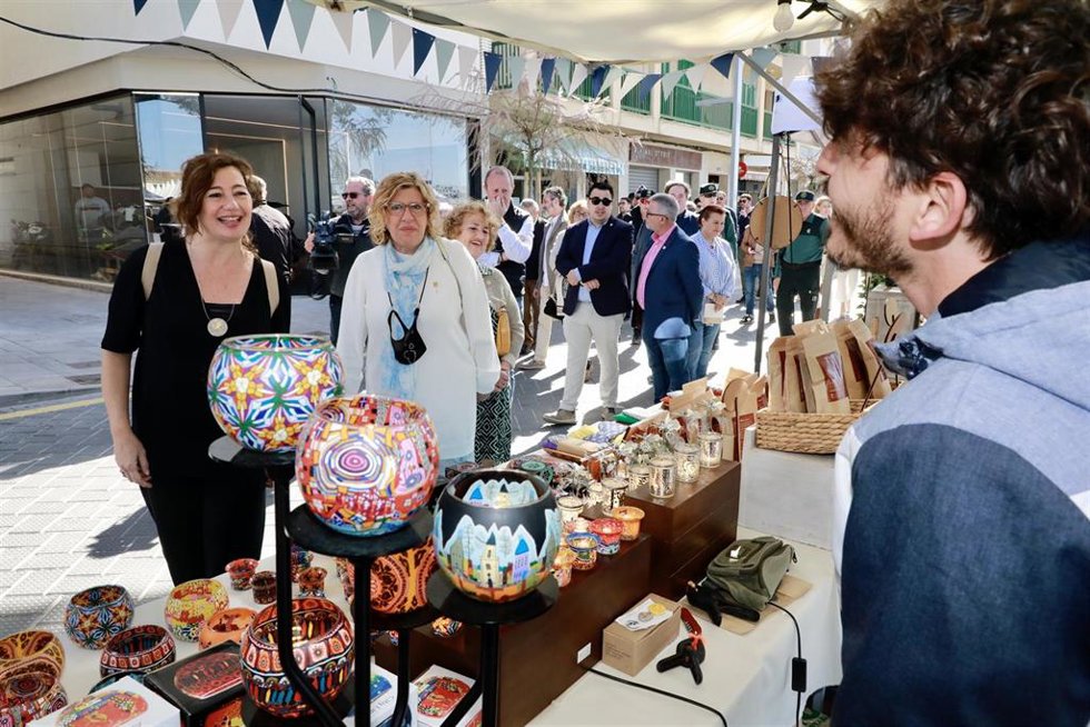 La presidenta del Govern, Francina Armengol, visita la Feria Náutica y la Muestra Gastronómica de la Sepia del Puerto de Alcúdia.