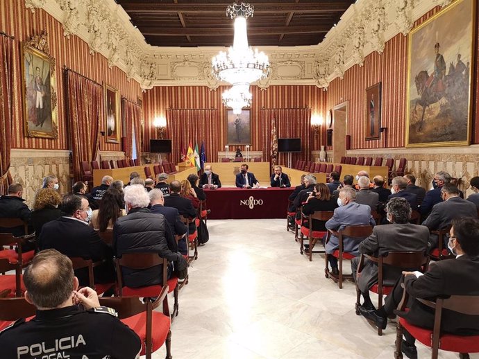 Cabrera preside la reunión del Cecop en el Salón Colón del Ayuntamiento.