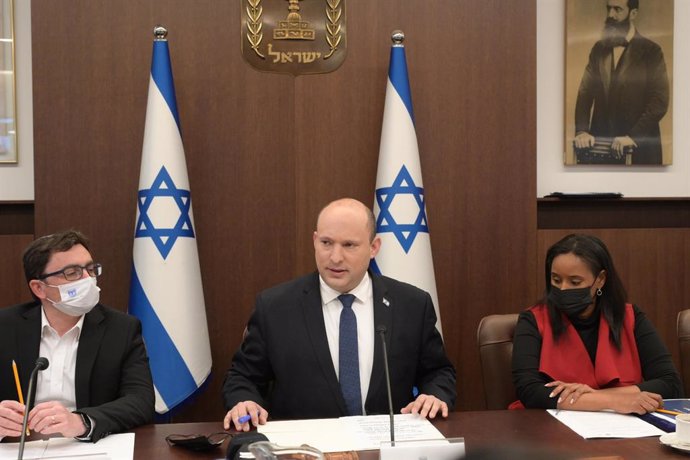 Archivo - El primer ministro de Israel, Naftali Bennett, en el centro de la imagen