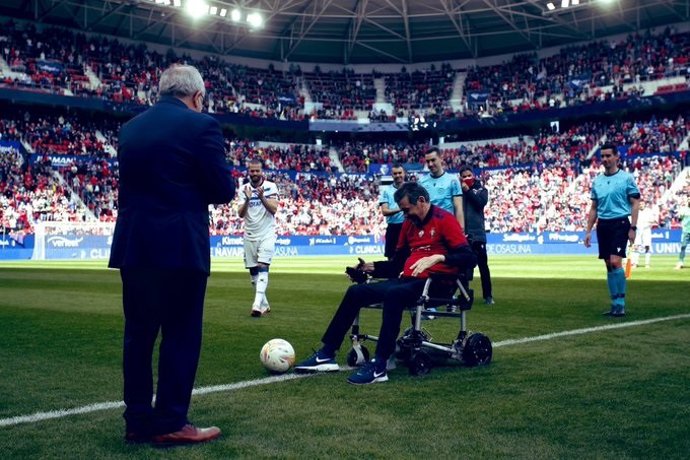 Juan Carlos Unzué realiza el saque de honor del Osasuna-Alavés