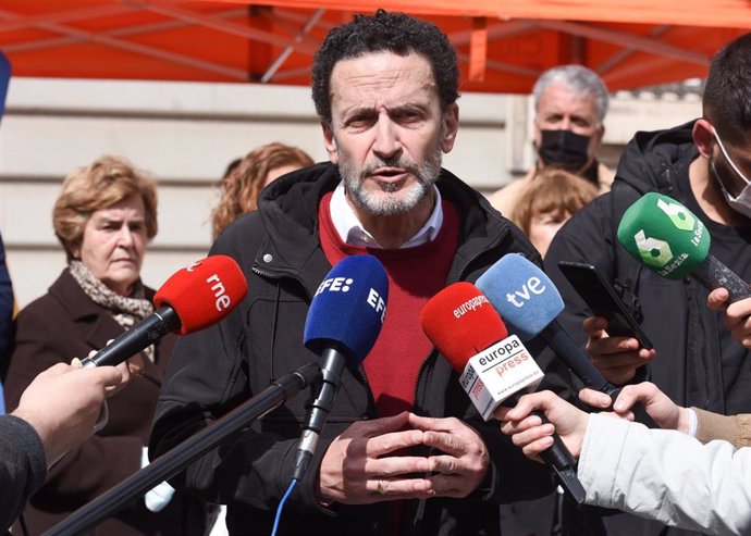 El vicesecretario general de Ciudadanos, Edmundo Bal, realiza declaraciones a los medios, antes de visitar una carpa informativa de la formación, en la calle Bailén, a  10 de abril de 2022, en Madrid (España)
