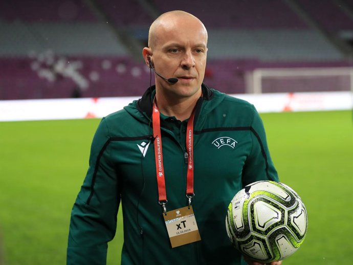 Archivo - 15 October 2019, Switzerland, Geneva: Referee Szymon Marciniak leaves after inspecting the pitch ahead of the UEFA EURO 2020 qualifying Group D soccer match between Switzerland and the Republic of Ireland at the Stade de Geneve. Photo: Simon C