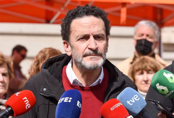 El vicesecretario general de Ciudadanos, Edmundo Bal, realiza declaraciones a los medios, antes de visitar una carpa informativa de la formación, en la calle Bailén, a  10 de abril de 2022, en Madrid (España). 