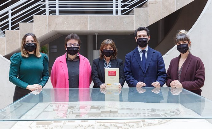 De izquierda a derecha, Inés Molina, Elisa Sierra, Inés Olaizola, Hugo López y Lorena Alemán.