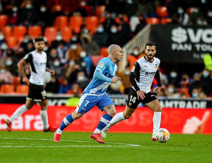 Archivo - Isi Palazon of Rayo Vallecano in action during the Santander League match between Valencia CF and Rayo Vallecano at the Mestalla Stadium on November 27, 2021, in Valencia, Spain.