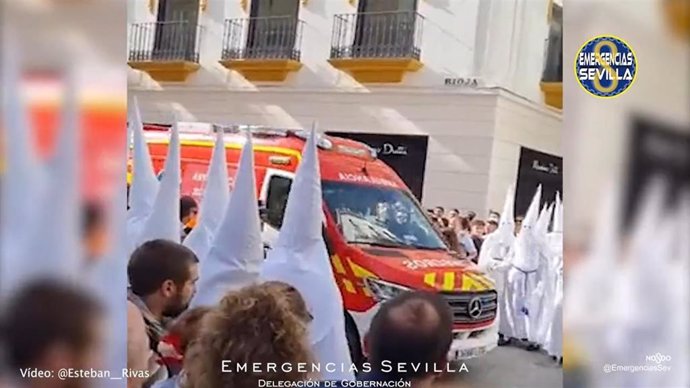 Un hombre de 70 años en estado crítico tras sufrir un infarto en calle Rioja durante una procesión