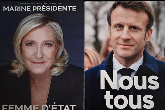 Carteles electorales de las elecciones presidenciales francesas con Emmanuel Macron y Marine Le Pen