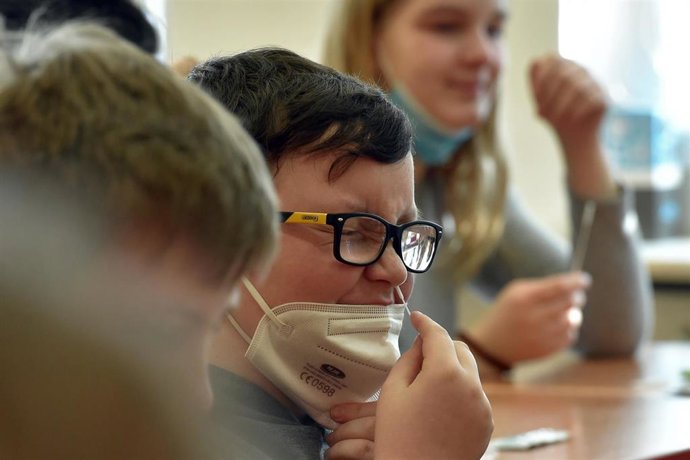 Archivo - Prueba del coronavirus en República Checa