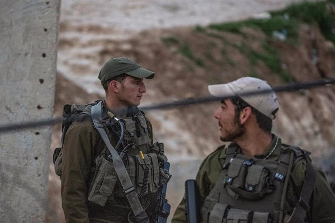  Soldados israelíes armados montan guardia en su puesto después de haber sido desplegados para impedir que los trabajadores palestinos crucen ilegalmente a Israel a través de una abertura en la valla de separación en el puesto de control de Cisjordania 