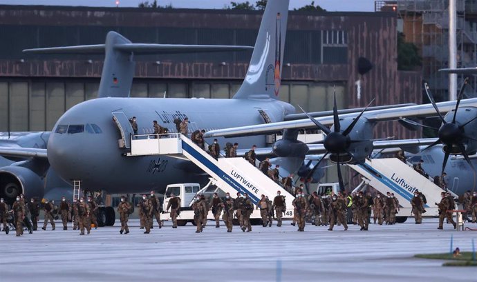 Archivo -  Soldados desembarcan del Airbus A310 de la Fuerza Aérea (C) tras aterrizar en la base de Wunstorf, en la Baja Sajonia, al término de una operación de evacuación militar tras la toma del poder por los talibanes