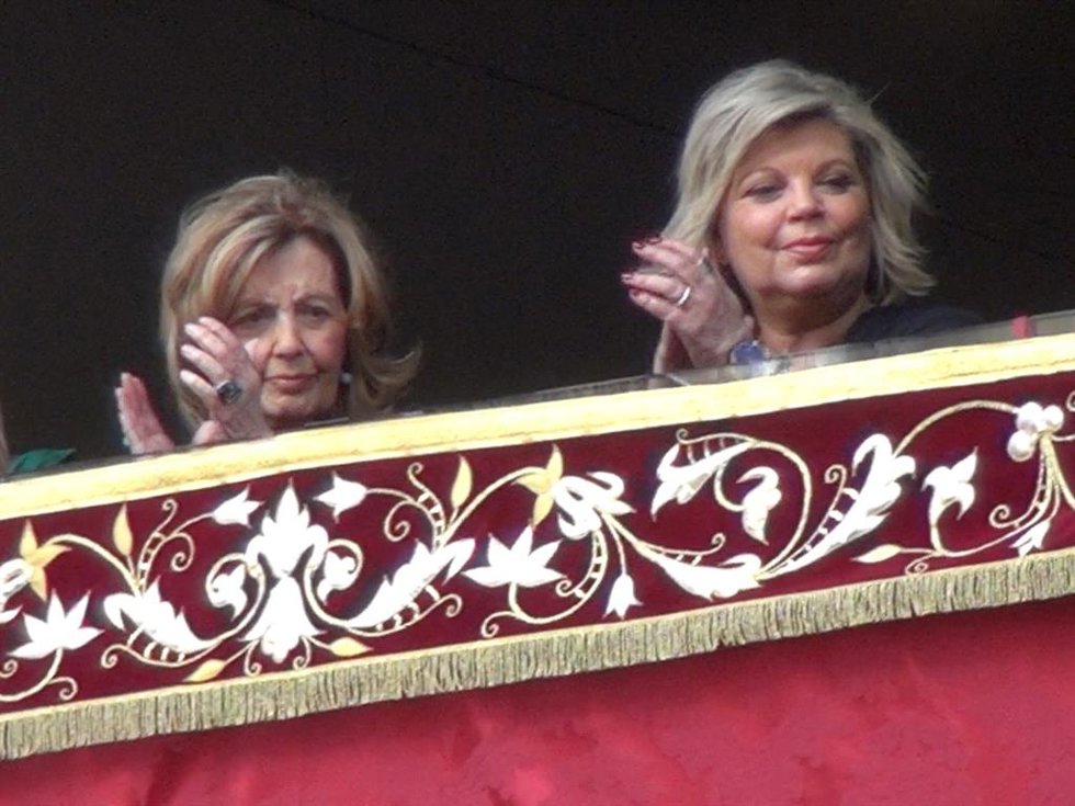 Teresa y Terelu Campos viendo las procesiones del domingo de Ramos en Málaga