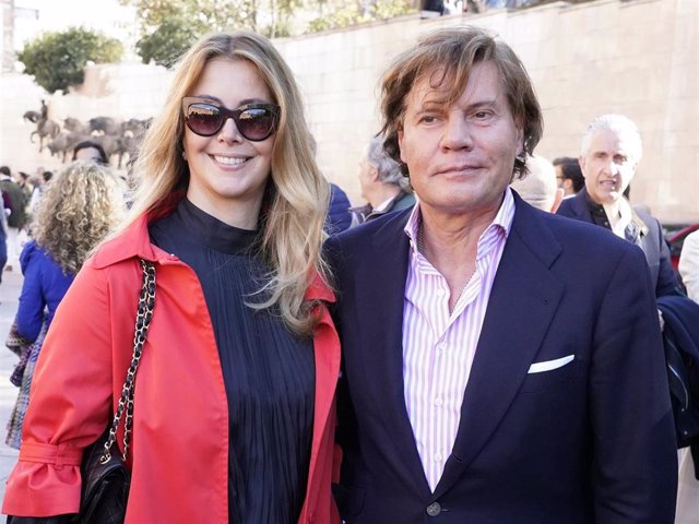 Sofía Mazagatos y su pareja, Tito Pajares, a su llegada a la plaza de toros de Las Ventas