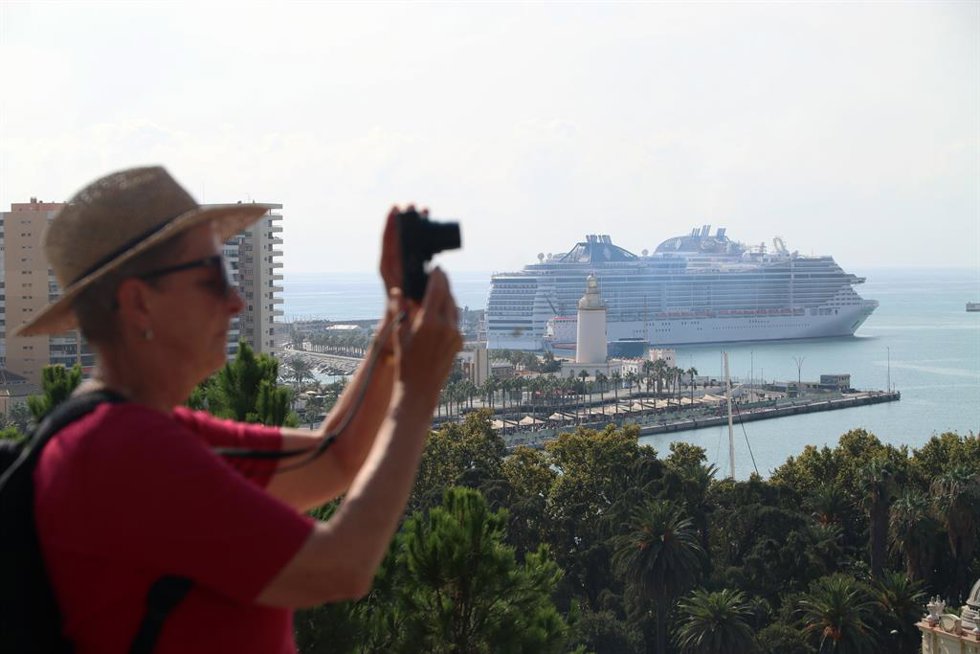 Archivo - Varios turistas pasean por la calles de Málaga