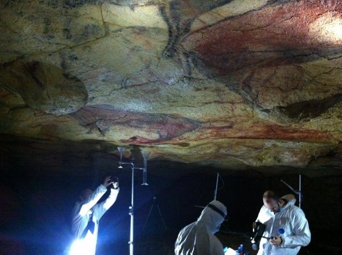 Expertos realizan análisis en las cuevas de Altamira.