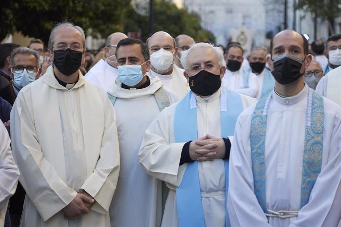 Archivo - Varios sacerdotes, con mascarilla, en la procesión durante Salida Extraordinaria de la Virgen de los Reyes, a 7 de diciembre de 2021 en Sevilla (Andalucía, España)