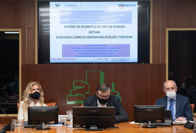 Presentación del 'Informe de Incidentes de Odio de Euskadi 2021' en el Parlamento Vasco