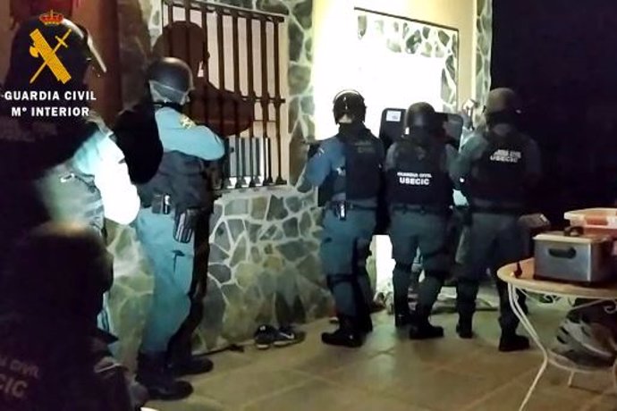 Agentes de la Guardia Civil en la operación Aguamansa