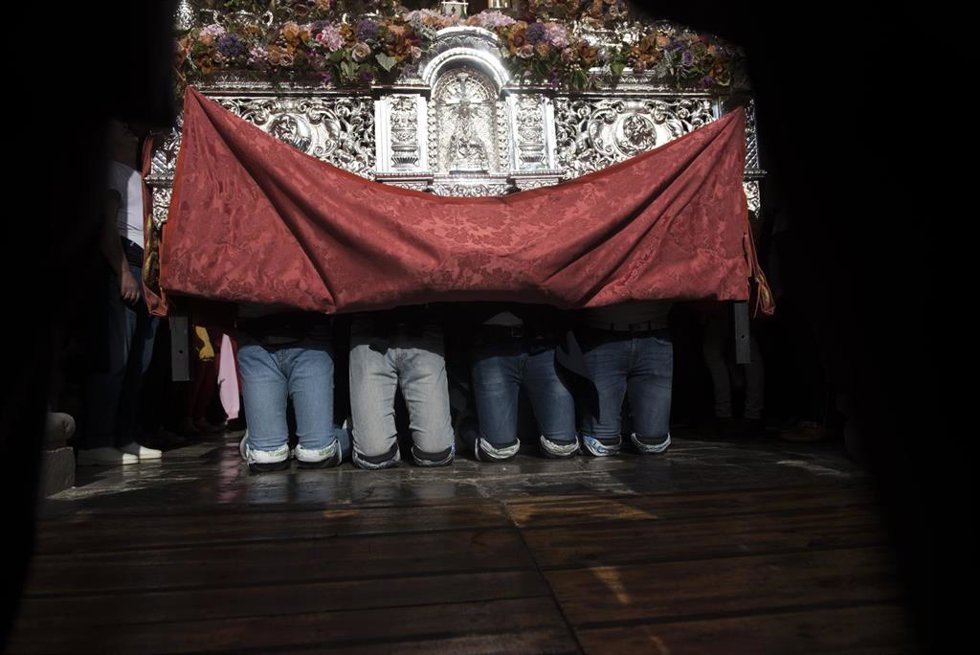 Archivo - Costaleros de la Virgen de los Dolores, en imagen de archivo