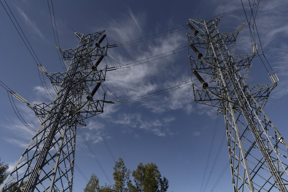 Dos torres eléctricas, a 12 de noviembre de 2021, en Madrid, (España). 