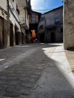 Una de las calles de Garganta la Olla donde se ha mejorado el pavimento y las redes de saneamiento