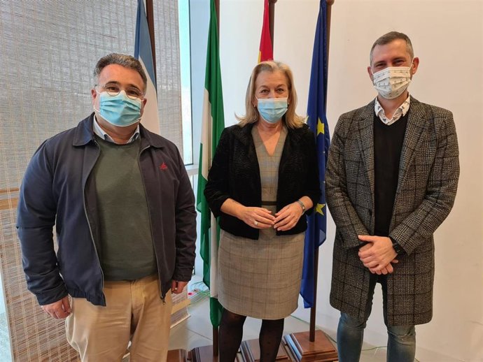 La vicepresidenta tercera de la Diputacióny diputada del Área de Transparencia, Gobierno Abierto y Responsabilidad Social Corporativa, María Francisca Caracuel, con los alcaldes de Istán, José Miguel Marín (i)  y Algarrobo, Alberto Pérez (d).