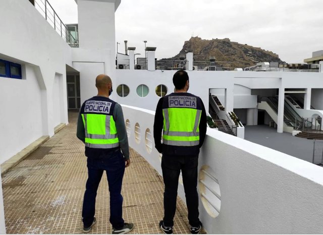Detenidas cuatro personas en Alicante por estafar 10.600 euros a un turista tras drogarlo en un club de alterne