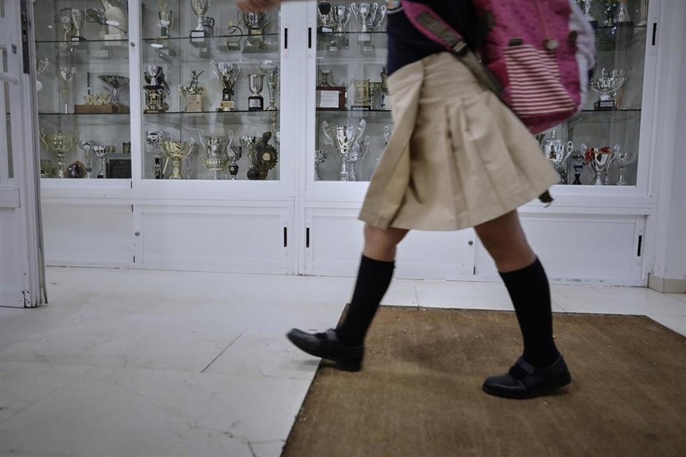Archivo - Un niña en el hall del Colegio Privado Alameda de Osuna (Madrid)
