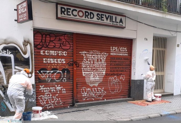 Operarios de Lipasam retirando pintadas de fachadas del Distrito Casco Antiguo de cara a la Semana Santa.