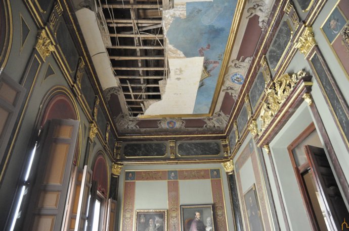 Parte del falso techo del salón de recepciones del Palacio de la Diputación se ha desprendido y ha afectado al lienzo de Andrade