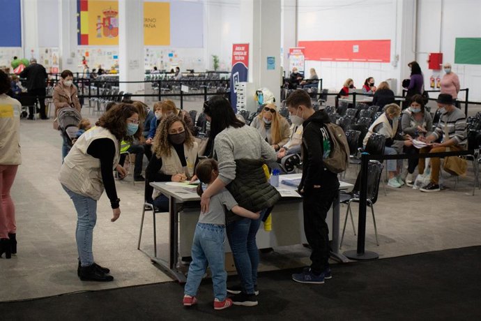 Un niño refugiado ucraniano con voluntarias traductoras, en el centro de refugiados ucranianos, en la Fira de Barcelona, a 8 de abril de 2022, en Barcelona, Cataluña (España). Pedro Sánchez ha visitado el centro para reconocer las labores de recepción, 