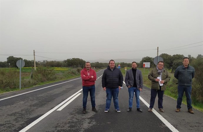 El delegado de Infraestructuras Rurales de la Diputación de Córdoba, Manuel Olmo (centro), visita Villanueva del Rey.