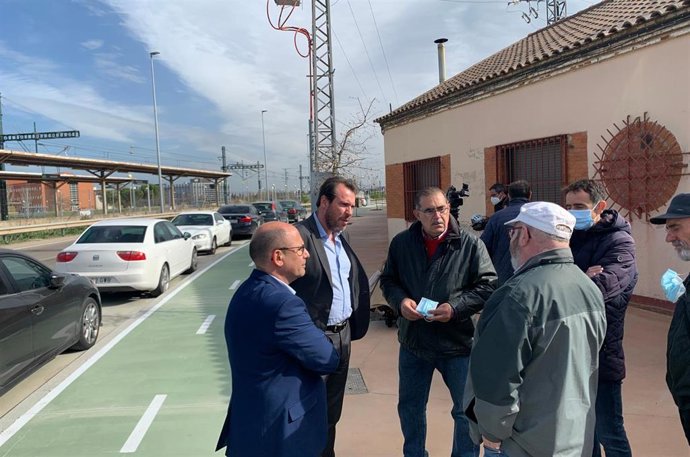 El alcalde de Valladolid, Óscar Puente, y el concejal de Movilidad y Espacio Urbano, Luis Vélez, (a la izquierda) conversan con vecinos de los barrios de Belén y Los Santos-Pilarica.