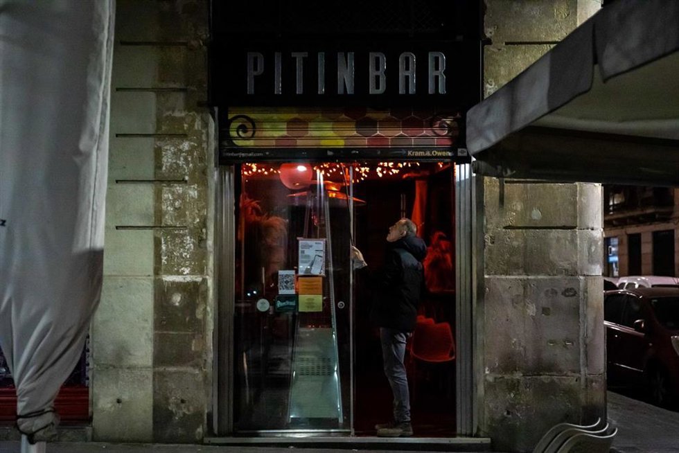 Archivo - Cierre de un bar en el passeig del Born, 