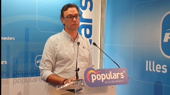 Archivo - El portavoz parlamentario del PP, Antoni Costa, en rueda de prensa. Archivo.