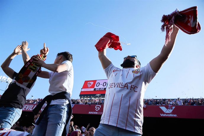 Archivo - Aficionados del Sevilla durante el derbi entre los hispalenses y el Real Betis disputado en el Estadio Ramón Sánchez-Pizjuán de LaLiga Santander 2021-2022.