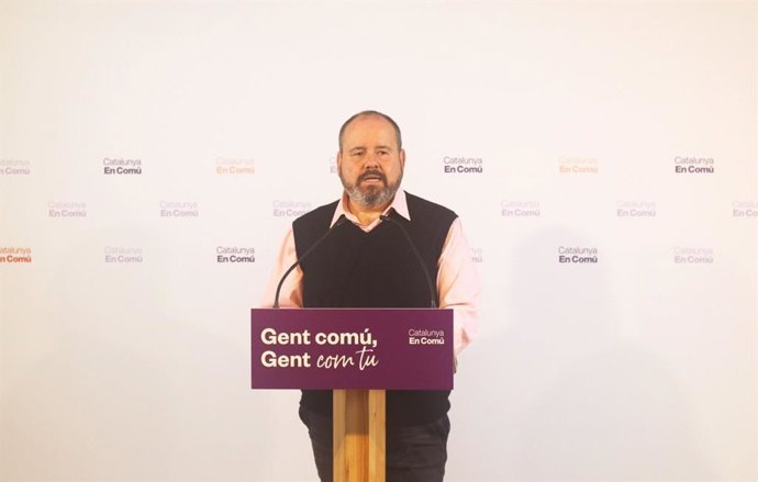 El portaveu dels comuns i diputat al Congrés, Joan Mena, en la roda de premsa
