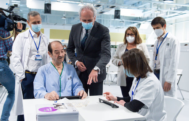 El consejero de Sanidad, Enrique Ruiz, conversa con un paciente durante la presentación de la Unidad de Rehabilitación Funcional, en el Hospital Público Enfermera Isabel Zendal, a 11 de abril de 2022