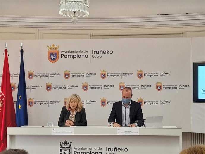 La Concejala De Servicios Sociales, Acción Comunitaria Y Deporte, María Caballero, Y El Concejal Delegado De Proyectos Estratégicos, Movilidad Y Sostenibilidad, Fermín Alonso, Durante La Rueda De Prensa