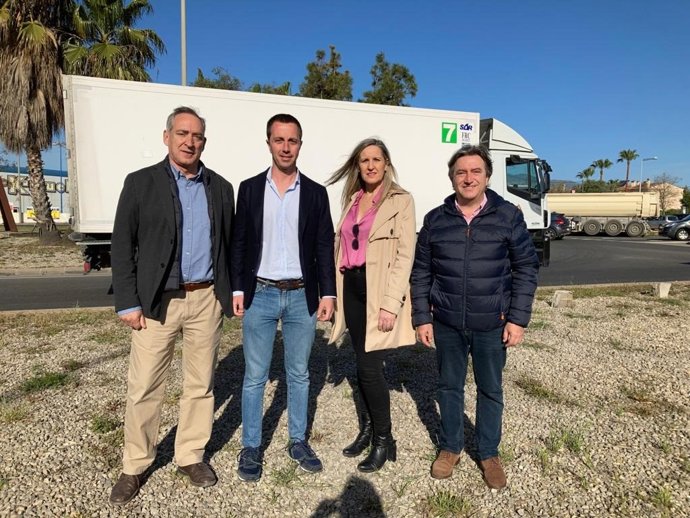 Representantes del PP en la rotonda del camí dels Reis con la carretera de Sóller.