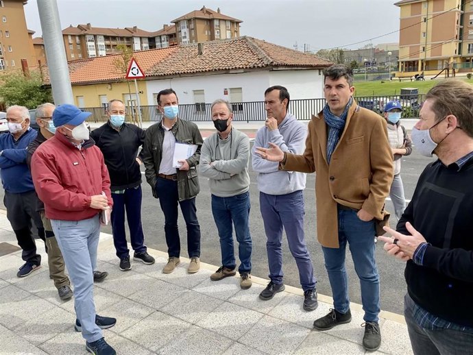 Daniel Fernández con vecinos de Peñacastillo